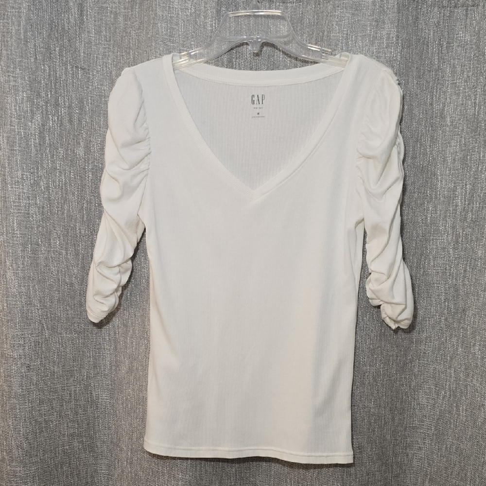GAP Women's Ribbed Featherweight White V-Neck Top with Ruched Sleeves